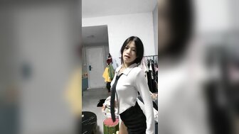 女优系列白晢妹妹婀娜多姿舞藝挑逗只顧玩手遊男友 使出渾身解數騎在男友身上高清海报