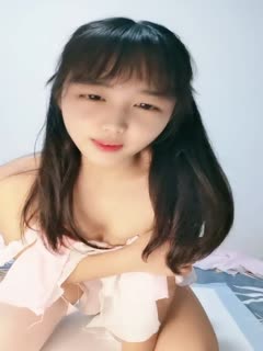 ❤️高中18岁学妹小萝莉，完美露脸大秀~尿尿，瓣B特写，道具强烈抽插自慰高潮高清海报