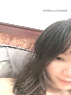 挺嫩苗条妹子全裸自摸，近距离特写掰穴手指扣弄用棒子抽插谈插入感受，很是诱惑喜欢不要错过高清海报