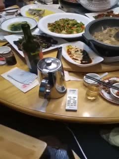 我和你一样，想知道这饭店在哪里,吃饱饭还有特殊服务，打飞机对面的少妇脱光光舔鸡巴，短短时间刺激无线！高清海报